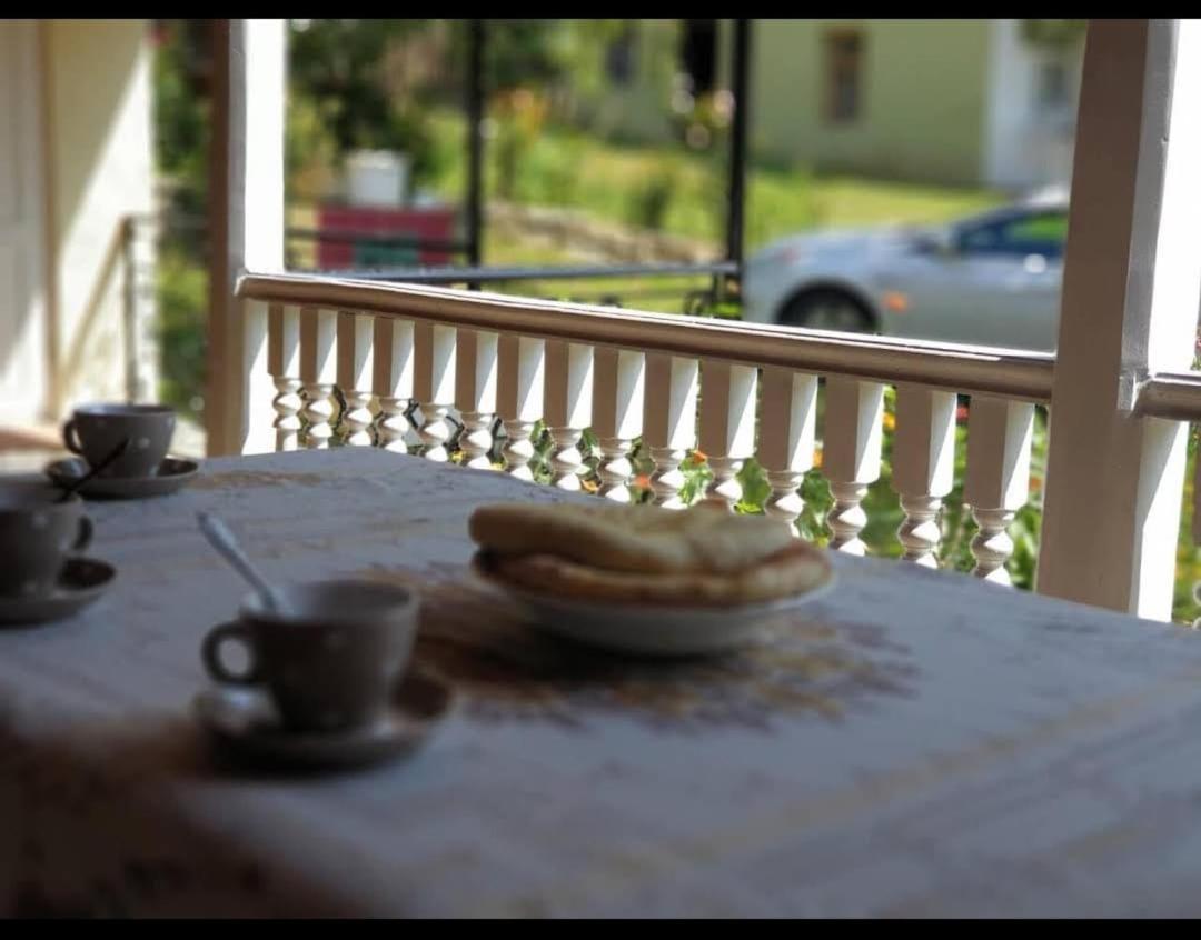 Guest House Lailashi Surmushi Ngoại thất bức ảnh