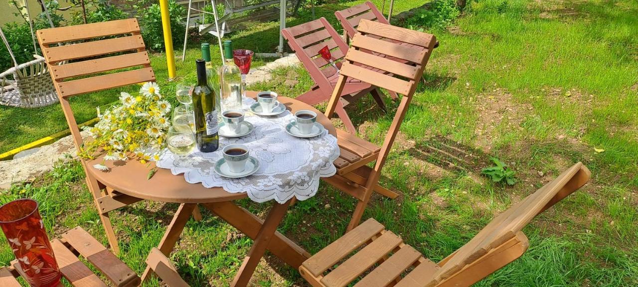 Guest House Lailashi Surmushi Ngoại thất bức ảnh