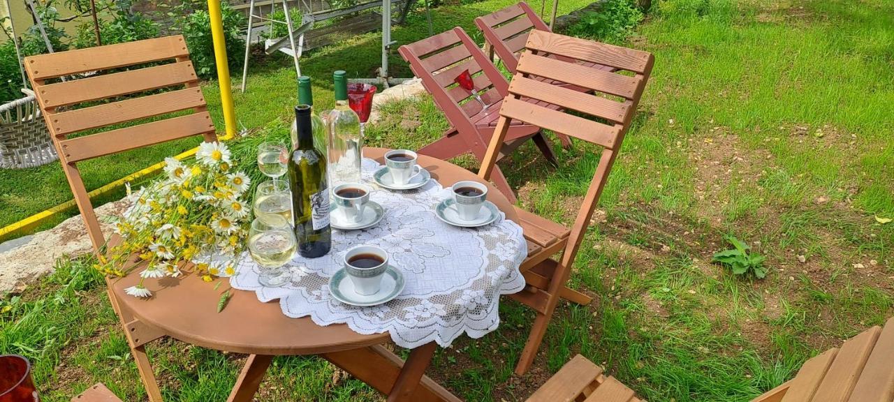 Guest House Lailashi Surmushi Ngoại thất bức ảnh